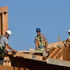 Des travailleurs de la construction sur un chantier.