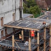 Images aériennes de la construction d'un immeuble résidentiel en bois massif à Etobicoke, Toronto.