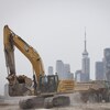 Des équipes de construction travaillent dans le secteur riverain de Toronto, le 17 mai 2023. 