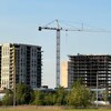 Un des immeubles semble terminé, l'autre n'est encore qu'une structure en béton.
