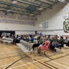 Une trentaine de personnes assises dans le gymnase de l'École/Collège régional Gabrielle-Roy.