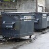 Des conteneurs à déchets dans une ruelle de Vancouver.