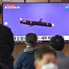Des gens regardent à la télévision un essai nord-coréen.
