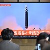 Dans une gare à Séoul, des personnes regardent un écran de télévision sur lequel sont diffusées des images d'un tir de missile nord-coréen.