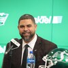 Le nouvel entraîneur en chef des Roughriders de la Saskatchewan, Corey Mace, lors d'une conférence de presse à Regina, en Saskatchewan. Le 1er décembre 2023.