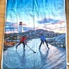 Une couverture illustrant deux hockeyeurs devant un phare.