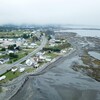 Une vue aérienne d'une ville côtière en Gaspésie.