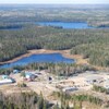 Vue aérienne d'un camp de travailleurs minier entouré de forêt boréale.