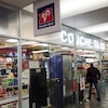 Vitrine d'un dépanneur Couche-Tard.