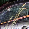 Un trou de balle dans la vitre d'une automobile sur le côté conducteur. Un ruban du SPVM délimite le périmètre.