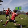 De jeunes garçons jouent au soccer à BMO Field lors du dévoilement du logo de la Ville de Toronto pour la Coupe du monde 2026.