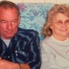 Le couple d'Américains, James A. Helm Sr. et Sandra L. Helm, assis sur un divan.