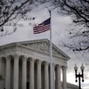 Le drapeau américain flotte devant la Cour suprême des États-Unis. 