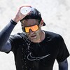 Un coureur se verse de l'eau sur la tête à la Fin de semaine des courses Tamarack d’Ottawa 2023.