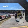 Une participante court en direction de la plage.
