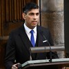 Rishi Sunak en train de parler dans un micro.