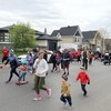 Des enfants qui marchent dans la rue