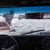 La voiture dans laquelle se trouve la caméra est déjà à moitié sous l'eau et la glace.