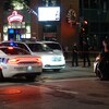 Cinq voitures de police sur les lieux du crime.