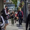 Des gens marchent le long de la rue Granville, au centre-ville de Vancouver.