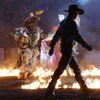 Des cowboys et des danseurs autochtones au rodéo de la foire agricole Agribition à Regina, en Saskatchewan, le 22 novembre 2023.