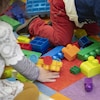 De jeunes enfants jouent avec des blocs de construction.