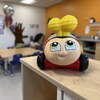 Un jouet dans une salle de jeu. Le jouet représente une coccinelle.