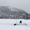 Un biologiste travaille sur la glace d'un lac gaspésien. 