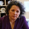 Une femme écoute attentivement une personne hors champ