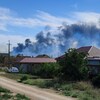 De la fumée s'élève d'un site militaire russe en Ukraine.