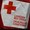 Le logo de la Croix-Rouge apparaît sur un dossard. 