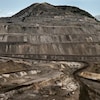Une mine à flanc de montagne, recouverte de routes, sans végétation.