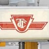 Un panneau d'une station de métro de la Commission de transport de Toronto.