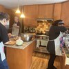 Des gens dans une cuisine. 