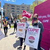 Les membres du SCFP 204 ont fait du piquetage devant l'Hôpital Saint-Boniface à Winnipeg en juin 2022 pour protester contre l'absence d'un contrat de travail. 