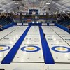 La glace de l'aréna Jacques-Laperrière a été aménagée en cinq espaces de curling.
