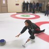 La ministre déléguée à l’Éducation, Isabelle Charest, joue au curling.