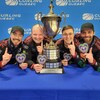 Félix Asselin, Martin Crête, Émile Asselin et Jean-François Trépanier sourient près du trophée des champions québécois.
