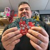 Curtis Howson, du magasin winnipégois First Row Collectibles, tient les premières cartes de la série First Peoples Rookie représentant d'anciens joueurs autochtones de la LNH en janvier 2023.