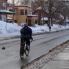 Un cycliste au début du mois de mars en haute-ville de Québec