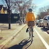 Une femme en vélo sur une voie cyclable à Winnipeg. 