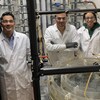 Daniel Barreda, Amro Soliman, Farah Haddad dans un laboratoire de recherche à l'Université de l'Alberta.