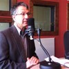 Daniel Bernard est assis dans les studios de Radio-Canada en Abitibi-Témiscamingue lors d'une entrevue.