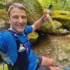 Daniel LeGresley dans un paysage naturel du Vermont, le pouce en l'air. 