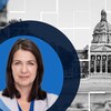 Montage photo d'un portrait de Danielle Smith dans un rond devant le palais législatif en Alberta pour les élections du 6 octobre 2022.