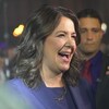 Danielle Smith souriante est entourée de la foule sur scène, le 29 mai 2023, après avoir gagné les élections provinciales, en Alberta. 