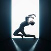 On voit une personne danser dans une lumière blanche.