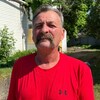 Darrell Warren, se tient devant une maison de l'avenue Magnus dans laquelle un incendie a eu lieu le 5 juin 2023. 