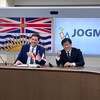 David Eby et un homme sourient côte à côte, le pouce levé.