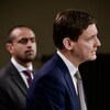 David Eby et Ravi Kahlon de profil, à Victoria, le 8 mai 2023.